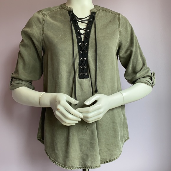 Express V-neck Shirt in Green - Picture 8 of 10